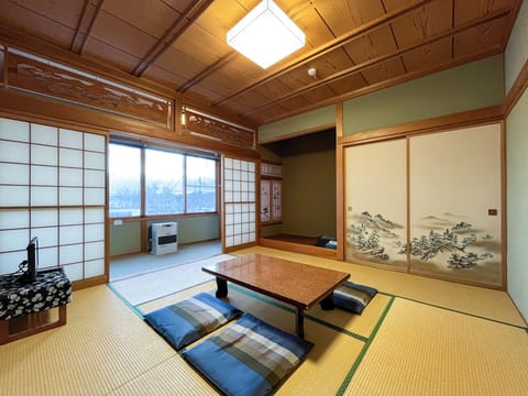 Japanese Style Room with Shared Bathroom | Free WiFi, bed sheets