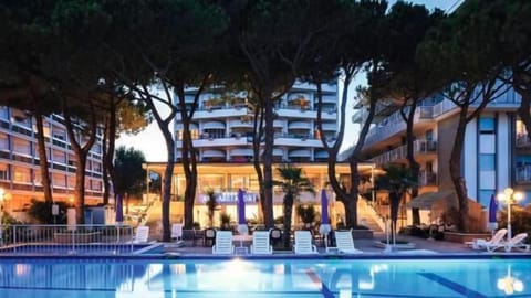 Seasonal outdoor pool, pool umbrellas, sun loungers