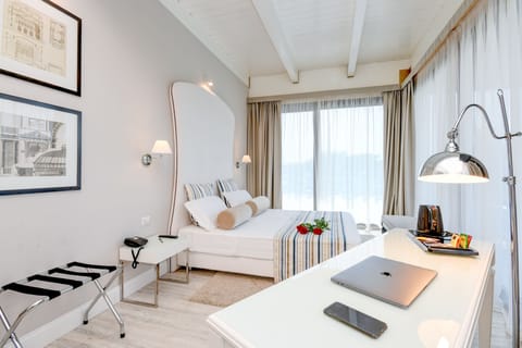 Panoramic Suite, Jetted Tub (Jacuzzi) | Minibar, in-room safe, iron/ironing board, bed sheets