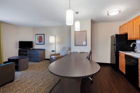 Suite, 1 Bedroom | Premium bedding, desk, iron/ironing board, cribs (free)