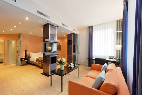 Suite | Living area | 60-cm flat-screen TV with digital channels, TV
