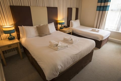 Standard Twin Room | 1 bedroom, desk, iron/ironing board, WiFi (free)