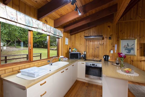Weavers Cottage | Private kitchen | Coffee/tea maker, electric kettle, cookware/dishes/utensils