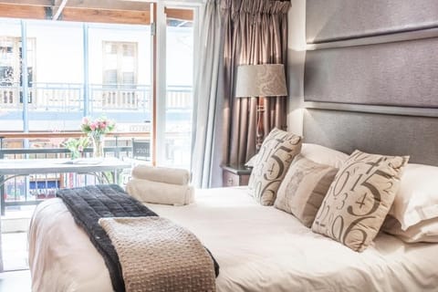 City Apartment, 3 Bedrooms, Non Smoking, City View | 3 bedrooms, hypo-allergenic bedding, in-room safe