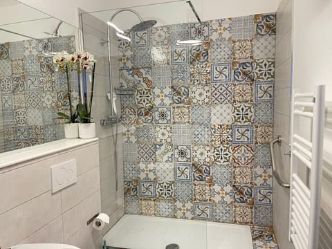 Executive Double Room | Bathroom | Shower, rainfall showerhead, hair dryer, towels