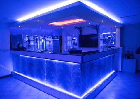 2 bars/lounges
