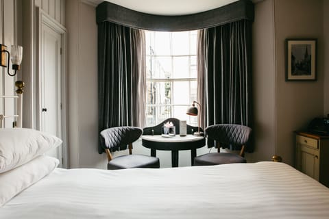 Cosy Townhouse Double Room | Desk, iron/ironing board, free WiFi, bed sheets