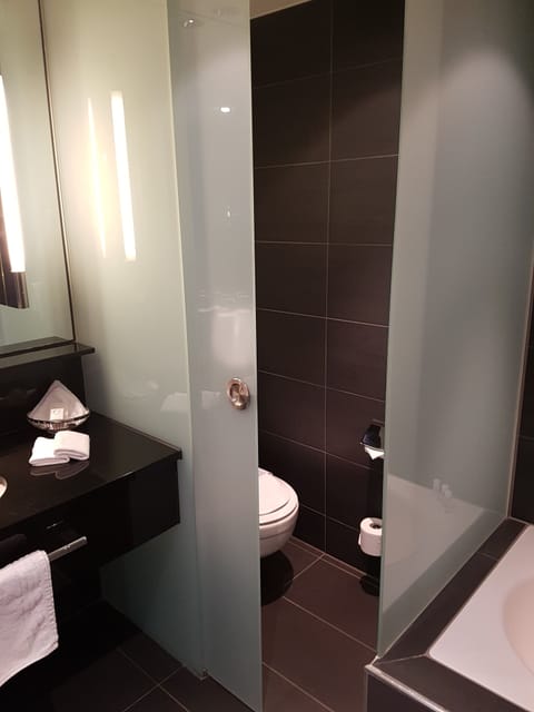 Superior Suite (Chic) | Bathroom | Free toiletries, hair dryer, bathrobes, slippers