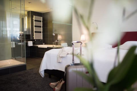 Superior Suite (Chic) | Bathroom | Free toiletries, hair dryer, bathrobes, slippers