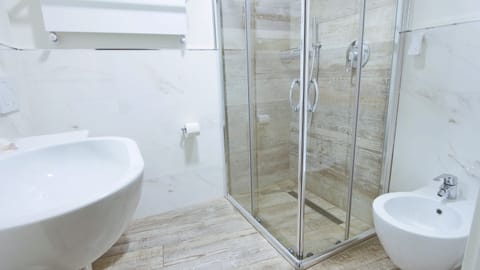 Shower, free toiletries, hair dryer