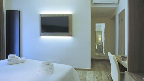 Premium bedding, minibar, desk, free WiFi