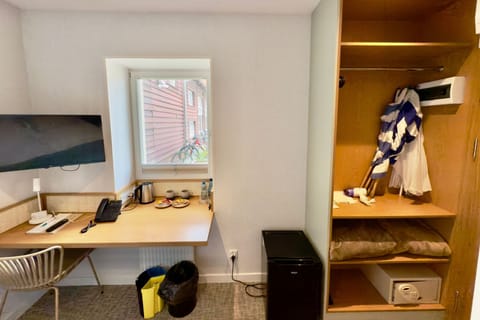 Economy Single Room | In-room safe, desk, laptop workspace, blackout drapes
