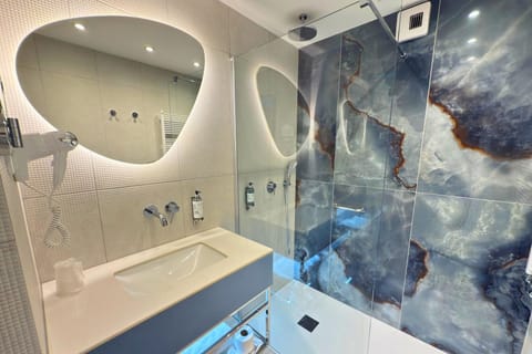 Deluxe Double Room, Partial Sea View | Bathroom | Hair dryer, towels, soap, shampoo