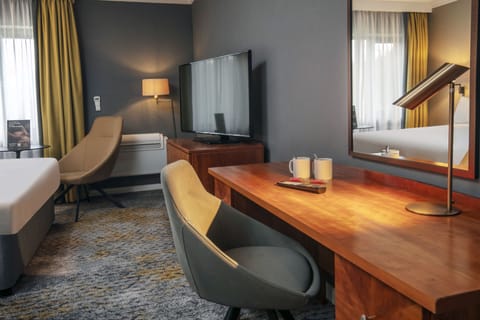 Deluxe Twin Room | Hypo-allergenic bedding, in-room safe, desk, blackout drapes