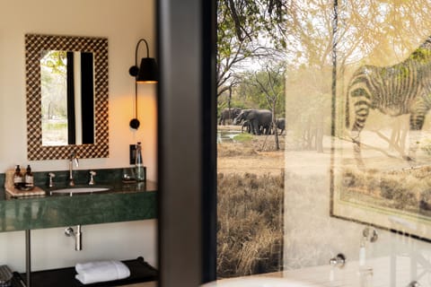Family Suite | Bathroom | Separate tub and shower, deep soaking tub, eco-friendly toiletries
