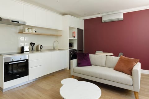 Executive Room, 1 Bedroom | Minibar, in-room safe, desk, blackout drapes