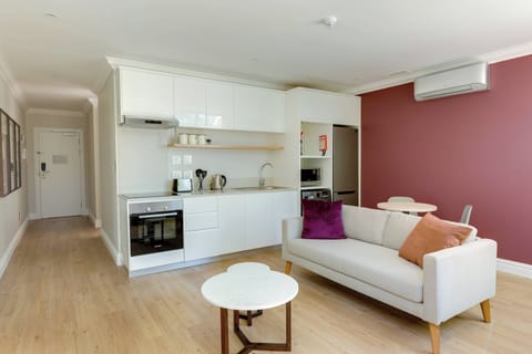 Executive Room, 1 Bedroom | Living room | 40-inch Smart TV with satellite channels, Netflix, streaming services