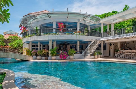 2 outdoor pools, sun loungers