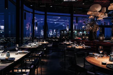 2 restaurants; lunch and dinner served