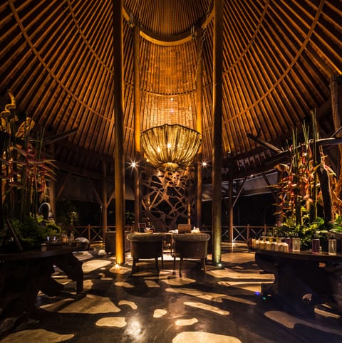 Couples treatment rooms, hot tub, body treatments, aromatherapy