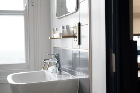 Classic Double Room | Bathroom | Shower, free toiletries, hair dryer, bathrobes