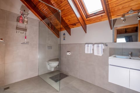Apartment for Self catering | Bathroom | Shower, free toiletries, hair dryer, towels
