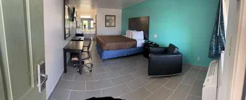 Executive Suite | Premium bedding, in-room safe, desk, blackout drapes