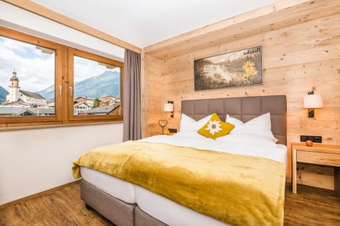 Alpinzimmer ARNIKA, Balkon | Premium bedding, in-room safe, desk, laptop workspace