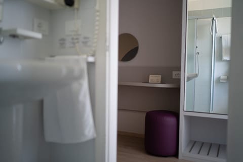 Comfort Room | Bathroom | Shower, free toiletries, hair dryer, bidet