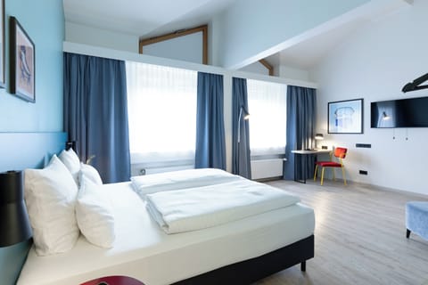 Premium Room, 1 King Bed | Hypo-allergenic bedding, in-room safe, desk, laptop workspace