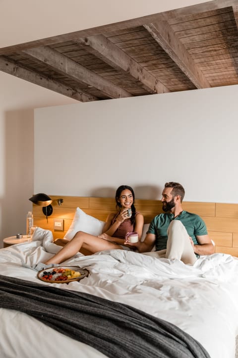 Studio Suite, 1 King Bed (Saarinen) | Hypo-allergenic bedding, down comforters, free minibar items