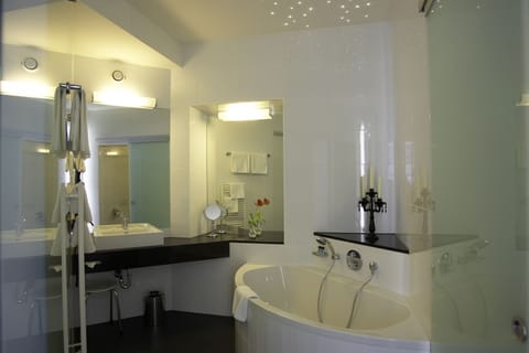 Suite | Bathroom | Hair dryer, towels