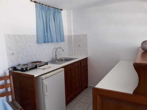 Studio | Private kitchen | Fridge, stovetop, electric kettle, cookware/dishes/utensils