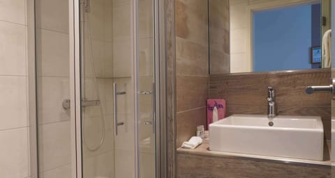 Standard Room, 1 King Bed | Minibar, in-room safe, desk, soundproofing