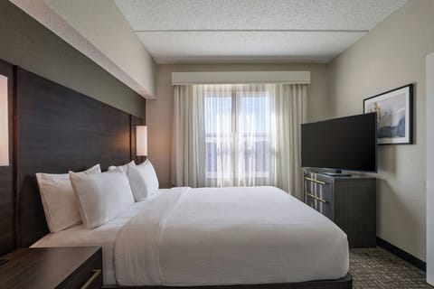 Premium bedding, desk, iron/ironing board, free cribs/infant beds