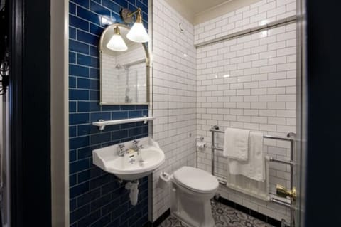 Combined shower/tub, free toiletries, hair dryer, towels