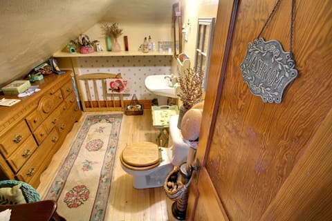 Suite, 2 Bedrooms, Non Smoking (English Garden) | Iron/ironing board, free WiFi, bed sheets