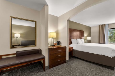 Laptop workspace, iron/ironing board, free WiFi, bed sheets