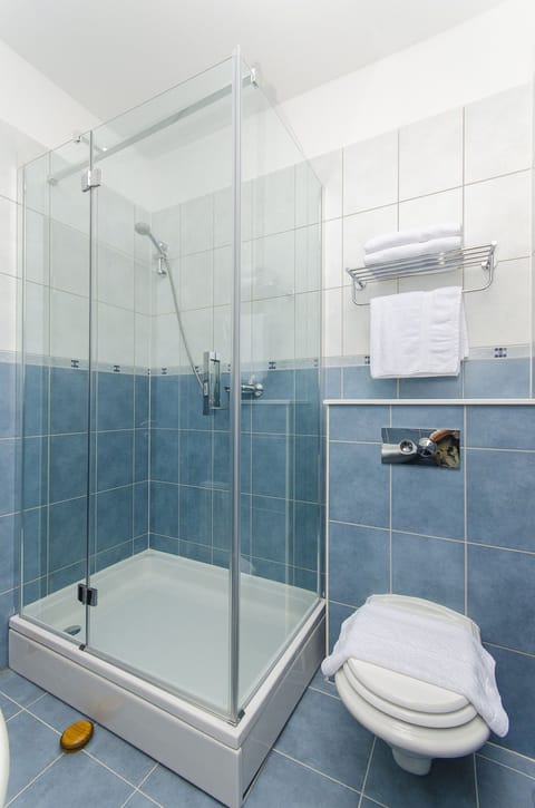 Superior Twin Room | Bathroom | Shower, free toiletries, hair dryer, towels