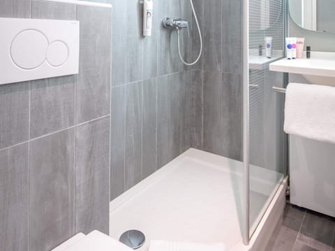 Desk, soundproofing, iron/ironing board, free WiFi