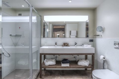 Deluxe Double or Twin Room | Bathroom | Shower, rainfall showerhead, free toiletries, hair dryer