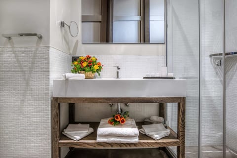 Shower, rainfall showerhead, free toiletries, hair dryer