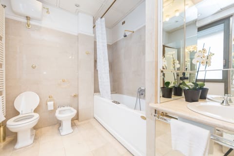 Luxury Suite, 1 Queen Bed, Ensuite | Bathroom | Free toiletries, hair dryer, towels