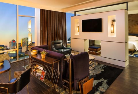 Suite (Thompson) | Egyptian cotton sheets, premium bedding, minibar, in-room safe