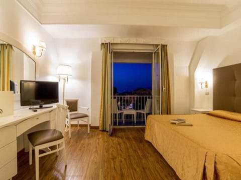 Economy Double Room, 1 Bedroom | Minibar, in-room safe, desk, blackout drapes