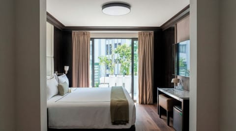 Executive Suite, Terrace | Premium bedding, minibar, in-room safe, desk