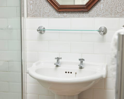 Double Room | Bathroom | Shower, free toiletries, hair dryer, towels