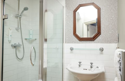 Double Room | Bathroom | Shower, free toiletries, hair dryer, towels