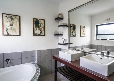 Executive Suite | Bathroom | Separate tub and shower, free toiletries, towels, soap