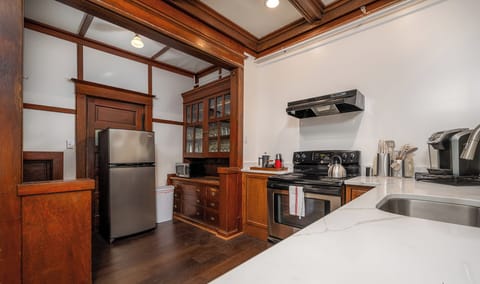 Apartment | Private kitchen | Fridge, microwave, coffee/tea maker, cookware/dishes/utensils